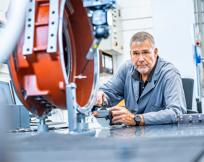 Mitarbeiter bei der Qualit&auml;tssicherung bei R&ouml;gelberg